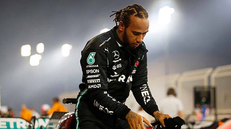 Formula 1: il sette volte campione del mondo Lewis Hamilton ha firmato per la Mercedes per un solo anno
