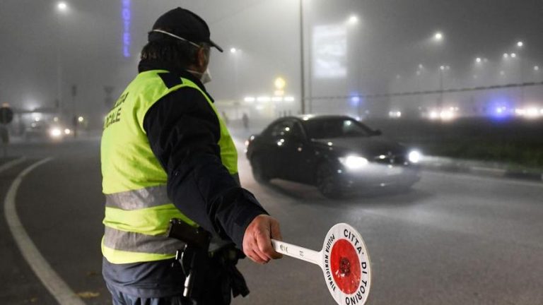 Torino, quattro multe ad un’auto che era passata con il rosso: il guidatore era un ragazzo di 16 anni. Multa di 6mila euro