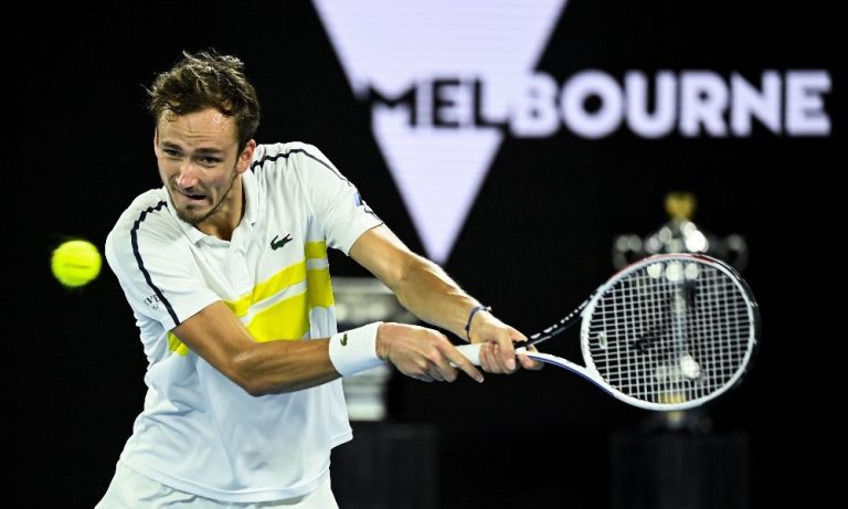 Tennis, agli Open in Australia in semifinale Medvedev ha battuto nettamente in tre set il greco Stefanos Tsitsipas