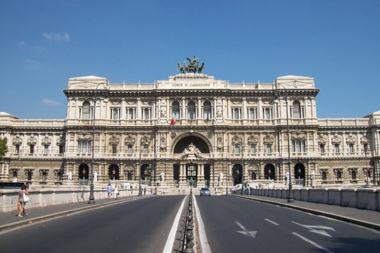 La Cassazione conferma la condanna di un ex prete per molestie sessuali nei confronti di una bambina di dieci anni