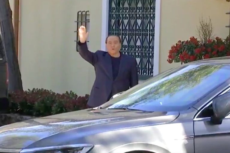 Silvio Berlusconi è rientrato a Milano dopo una caduta nella sua residenza romana