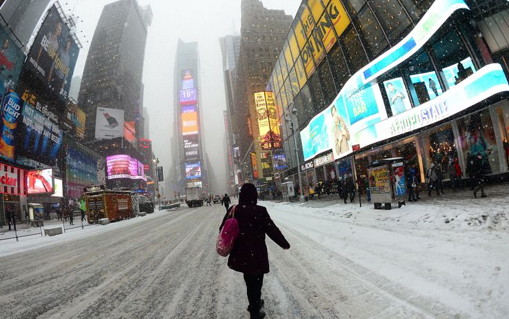 Tempesta di neve a New York, sospese anche la vaccinazioni anti Covid
