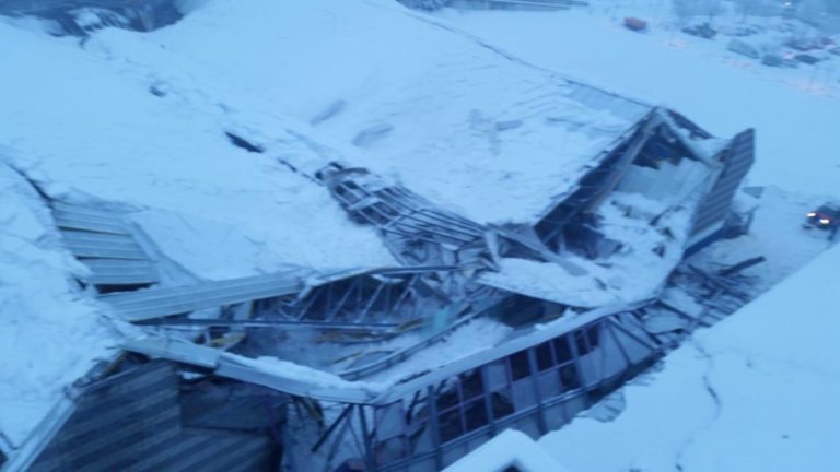 Vipiteno (Bolzano), crolla il tetto del palaghiaccio sotto il peso della neve
