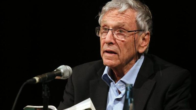 Israele, i familiari dello scrittore Amos Oz lo difendono dalle accuse di abusi fisici e mentali