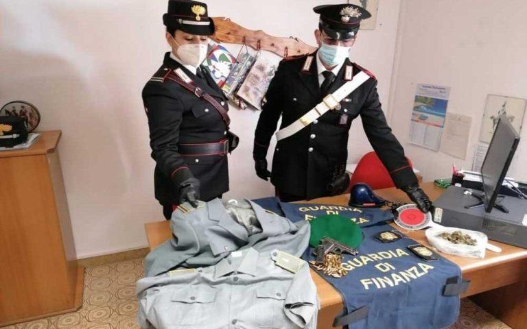 Aveva una pistola, distintivi e palette della Guardia di finanza. Arrestato dai Carabinieri un 57enne di Ladispoli