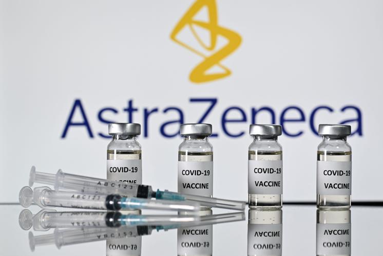 Con il vaccino  AstraZeneca è possibile andare avanti con una sola dose inizialmente e aspettare a dare la seconda anche dopo 3 mesi
