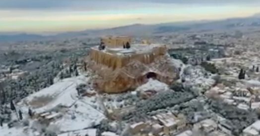 Atene si è svegliata sotto un manto di neve: imbiancata l’Acropoli