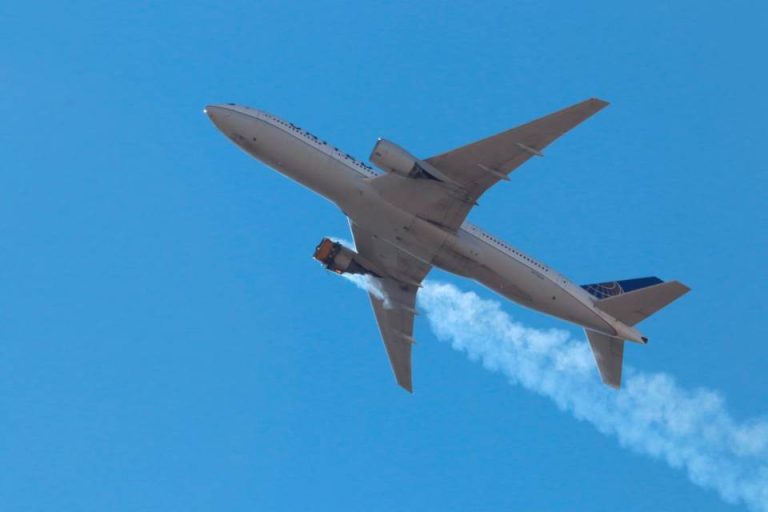Mosca, atterraggio di emergenza per un Boeing 777 per problemi ad un motore