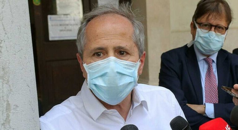Covid, l’allarme del virologo Crisanti: “L’Inghilterra rischia 50mila morti all’anno per covid”