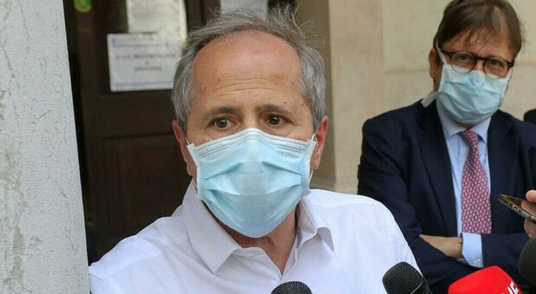 Coronavirus, la ‘linea dura’ del virologo Crisanti: Bisognava fare il lockdown a dicembre, prevenendo tutto questo, mentre ora siamo nei guai”