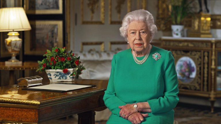Coronavirus, in Gran Bretagna la regina Elisabetta II “scende” in campo per le vaccinazioni: “E’ doveroso pensare agli altri prima che a sé stessi”