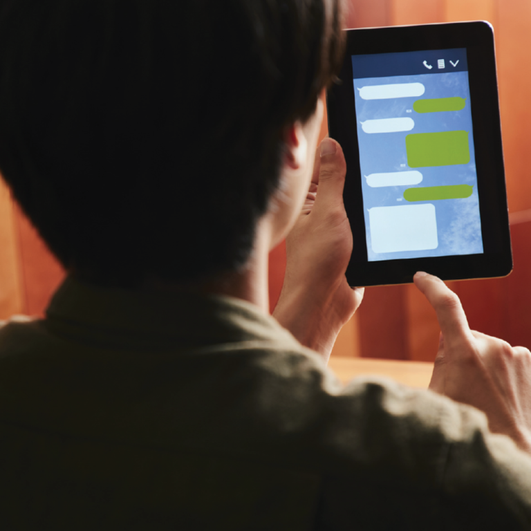 Allarme di Telefono Azzurro: minorenni sempre più aggressivi su Internet