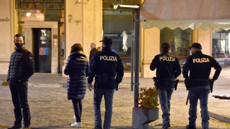 Torino, la polizia scopre una festa con almeno 80 persone senza mascherine