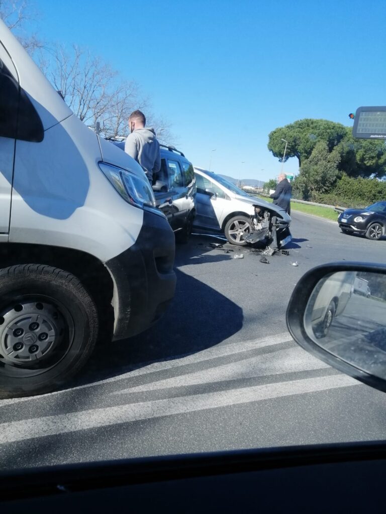 Cerveteri: incidente all’uscita dell’autostrada A12, tre auto coinvolte