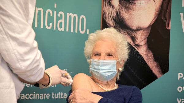 Milano, insulti e offese sui social contro Liliana Segre dopo la vaccinazione anti Covid