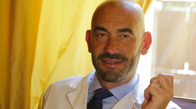 Coronavirus, parla il virologo Bassetti: “Prolungare a 12 mesi il green pass in Italia per i vaccinati contro il Covid”