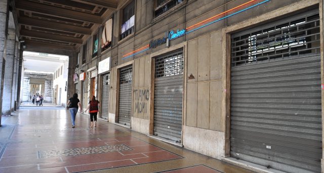 Coronavirus, nel centro storico hanno chiuso oltre 3.500 attività commerciali