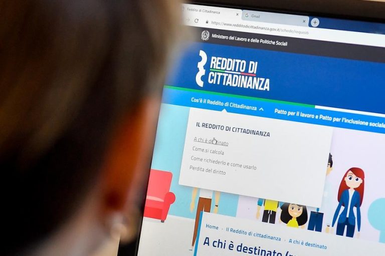 Crotone, affiliati alla ‘ndrangheta percepivano il reddito di cittadinanza: denunciate 14 persone