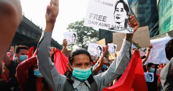 Birmania, Nono giorno di manifestazioni di piazza e altre azioni contro i militari che hanno preso il potere