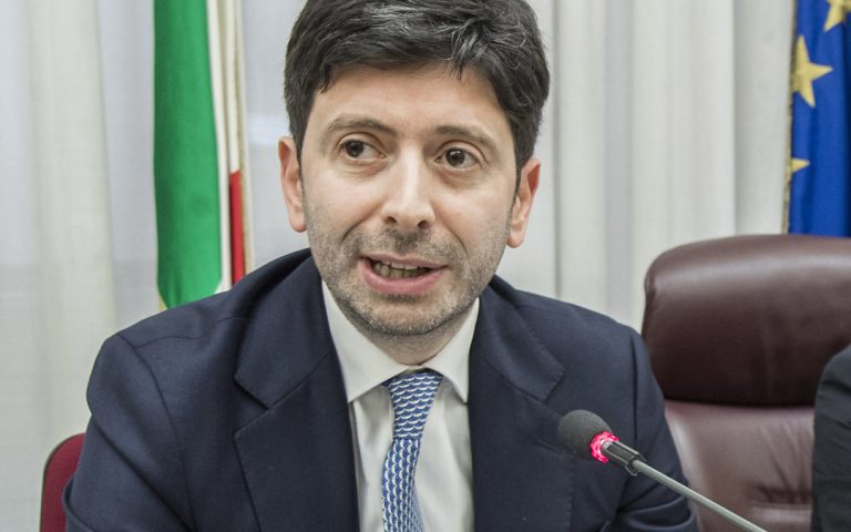 Vaccini, parla il ministro Speranza: “E’ un diritto non un privilegio di pochi e dobbiamo batterci affinché sia gratuito”