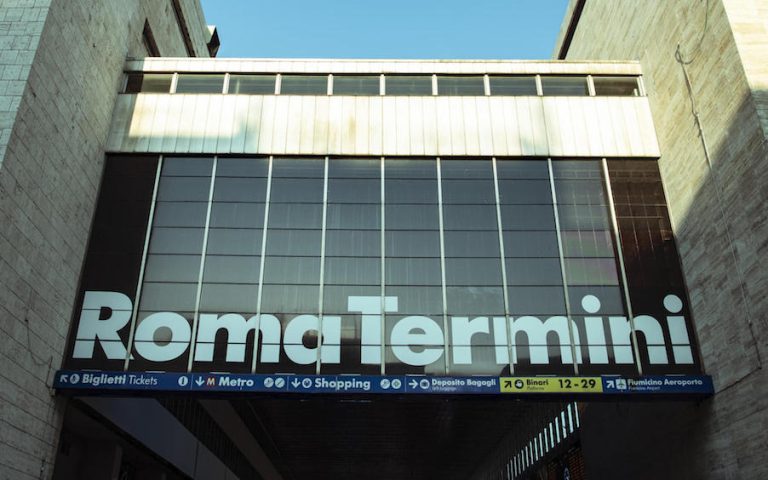 Roma, è grave un 46enne accoltellato alla stazione Termini durante una rapina. Fermati due nordafricani