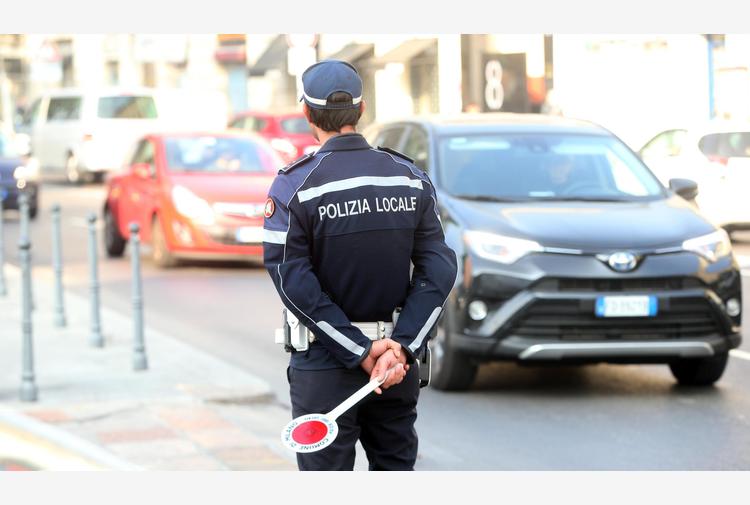 Milano, il sindacato autonomo della Polizia locale “difende” i colleghi no vax