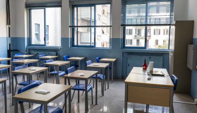 Coronavirus, alunni positivi in una scuola di Salerno: chiusa per due settimane