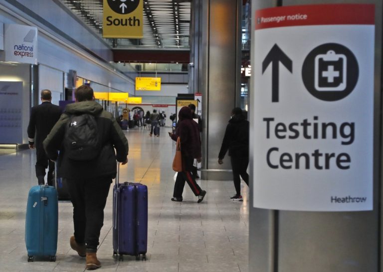 Coronavirus, allarme dell’Europol: “Venduti falsi certificati di negatività al Covid negli aeroporti”