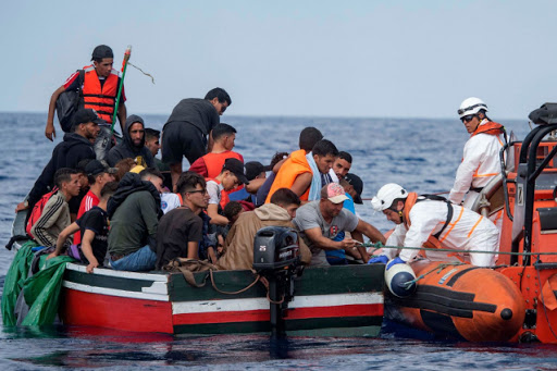 Lampedusa, si ribalta una barca carica di migranti: la Guardia Costiera salva 47 persone