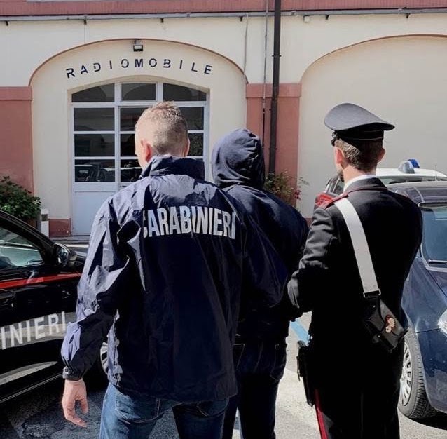 Valenzano (Bari), gestore di un bar colpisce con una testata un carabiniere che gli stava facendo la multa per violazione delle norme anti Covid