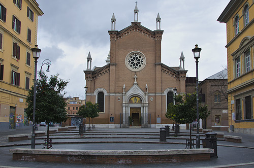 Coronavirus, troppe persone nella movida a San Lorenzo: la polizia chiude piazza dell’Immacolata