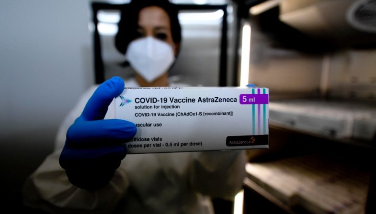 Ok dal ministro della Salute per il vaccino AstraZeneca: va bene anche per le persone da 55 a 65 anni