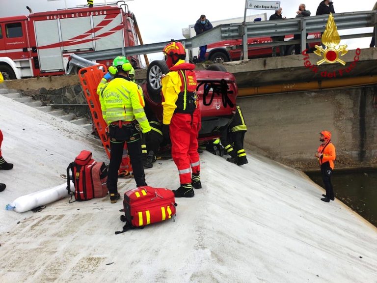 Si ribalta e finisce nel fiume. Salvato dai Vigili del Fuoco a Fiumicino