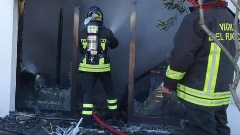 Parete (Caserta), incendio in una baraccopoli: morto un migrante