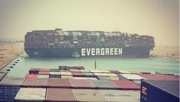 Canale di Suez: il blocco della portacontainer costa 9,6 miliardi di dollari al giorno