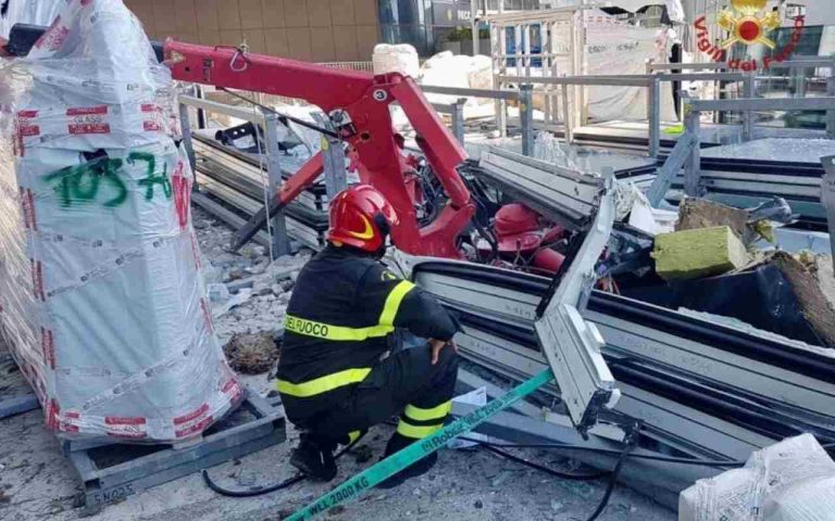 Gravina di Puglia (Bari), cade una gru: muore un operaio di 55 anni