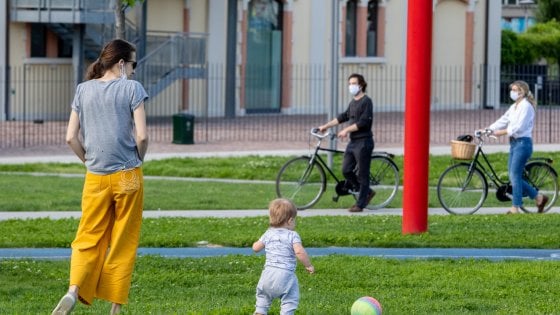 Milano, parchi affollati prima del cambio in rosso di lunedì