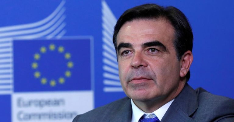 Coronavirus, parla il vicepresidente della Commissione Ue Schinas: “Nel sistema europeo è la scienza a guidare l’autorizzazione dei vaccini, non la politica”