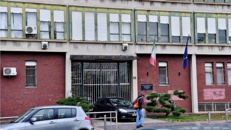 Pavia, accoltella la madre e poi fugge da casa: la ragazzina ora si trova nel carcere minorile Beccaria di Milano