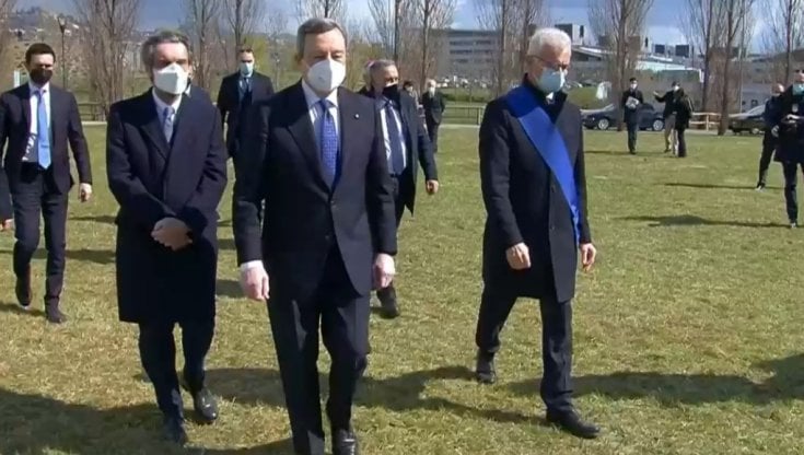 Coronavirus, il premier Draghi a Bergamo per la Giornata nazionale in memoria delle vittime del Covid: “Cari bergamaschi, lo Stato c’è”