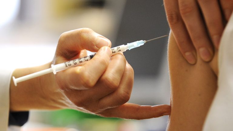 Vaccinazioni, nel Lazio una persona su tre ha ricevuto la prima dose