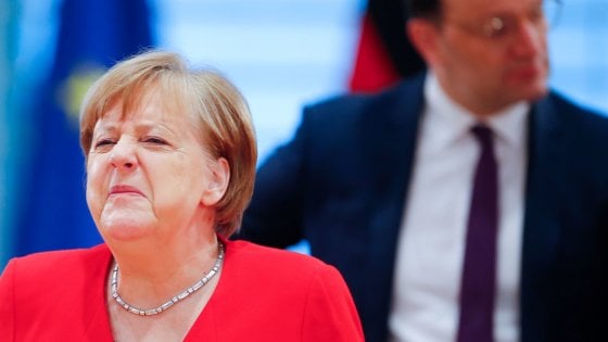 Germania, crolla nei sondaggi sotto la soglia del 30% l’Unione di Angela Merkel e Armin Lasche