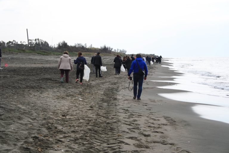 ‘Mare d’Inverno’ compie 30 anni: successo della pulizia delle spiagge di Ladispoli