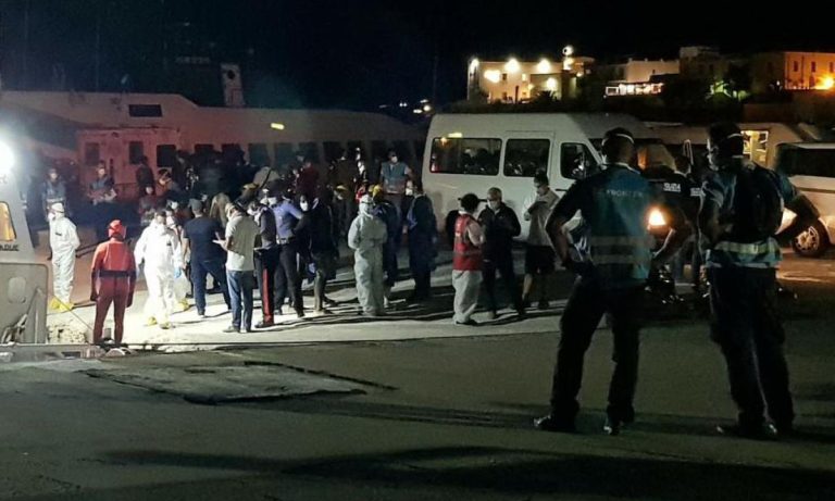 Lampedusa, nella notte sono sbarcati 580 migranti con dieci barconi