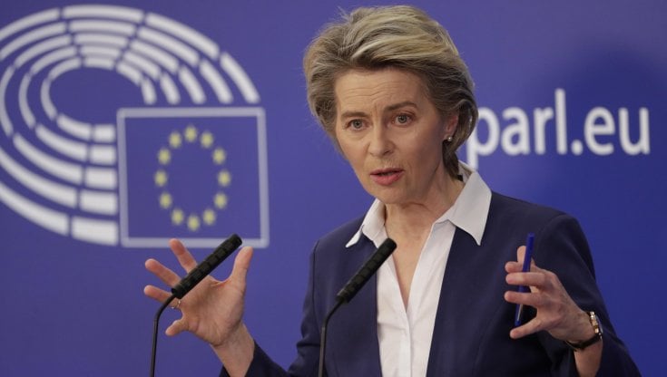 Coronavirus, l’ultimatum di Ursula von der Leyen: “AstraZeneca deve recuperare sui suoi ritardi con gli Stati membri prima di potersi impegnare di nuovo nell’esportazione di vaccini”