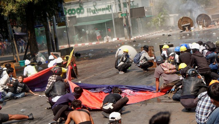 Birmania, uccise 14 persone durante una manifestazione a Naypydaw