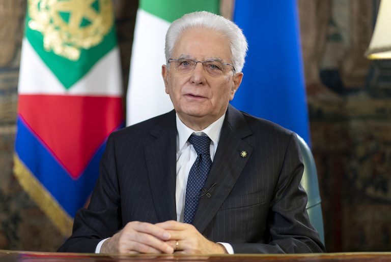 Covid, l’auspicio del presidente Mattarella: “Usciremo dalla pandemia anche grazie all’Esercito”