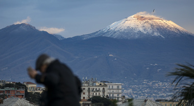 Napoli, appare la neve sulla cima del Vesuvio