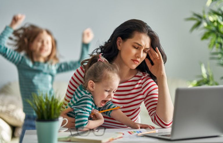 Sondaggio, per oltre un italiano         su due avere un figlio danneggia                    la carriera di una donna