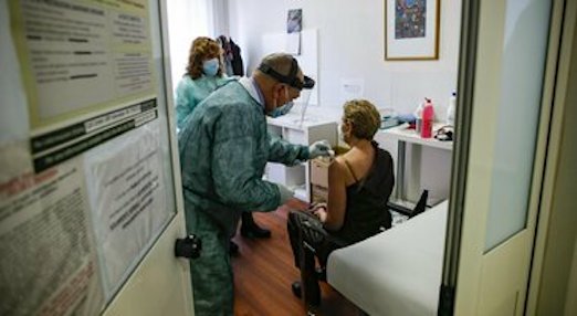 Coronavirus, nel Lazio al via le prenotazioni per vaccinare i nati nel 1956 e 1957